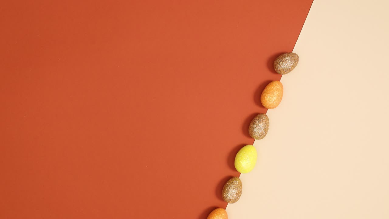 concepto mínimo de huevos de pascua aparecen y se mueven en desnudo y ladrillo de fondo rojo. parar el movimiento de colocación plana