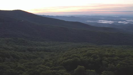 Vista-Aérea-De-Las-Montañas-Al-Amanecer-Debajo-De-La-Montaña-Del-Abuelo-Nc