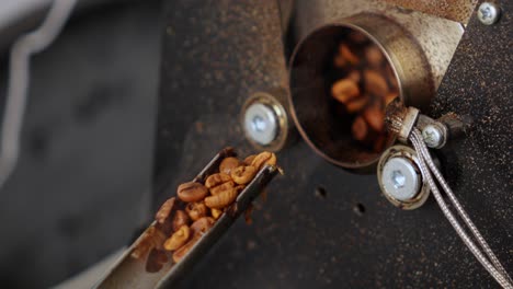 Person-Bei-Einem-Vertrauenswürdigen-Kaffeeröster-überwacht-Den-Röstvorgang