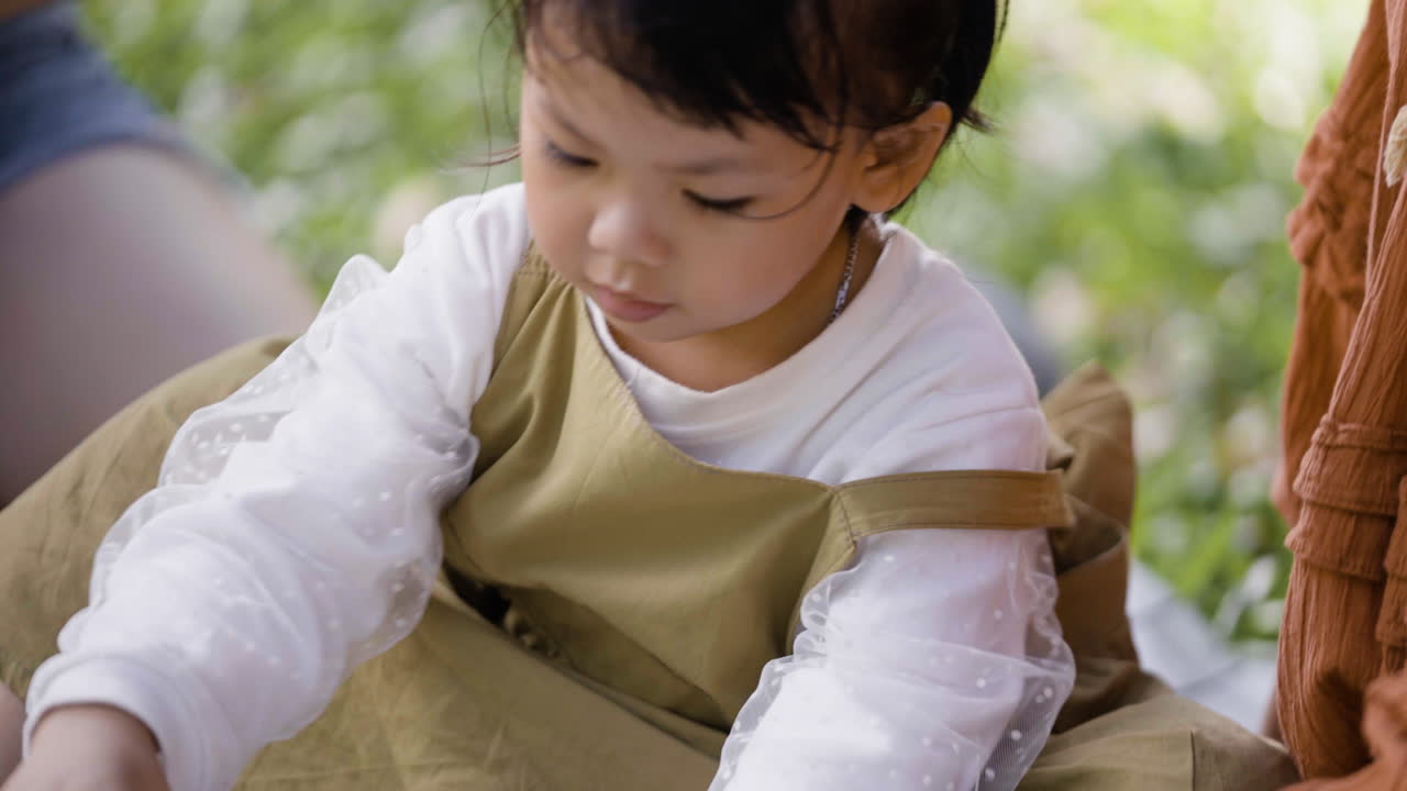 공원에서 놀고 있는 아이
