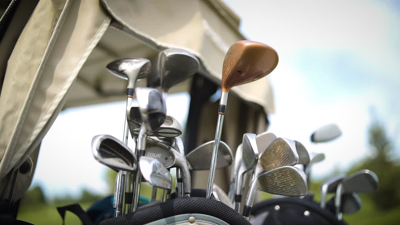 Close-up de um conjunto de tacos de golfe na parte de trás de um carrinho