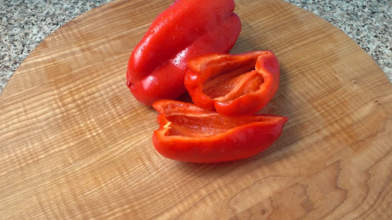 Peperone rosso dolce. Ripresa in movimento. Ripresa in cucina.