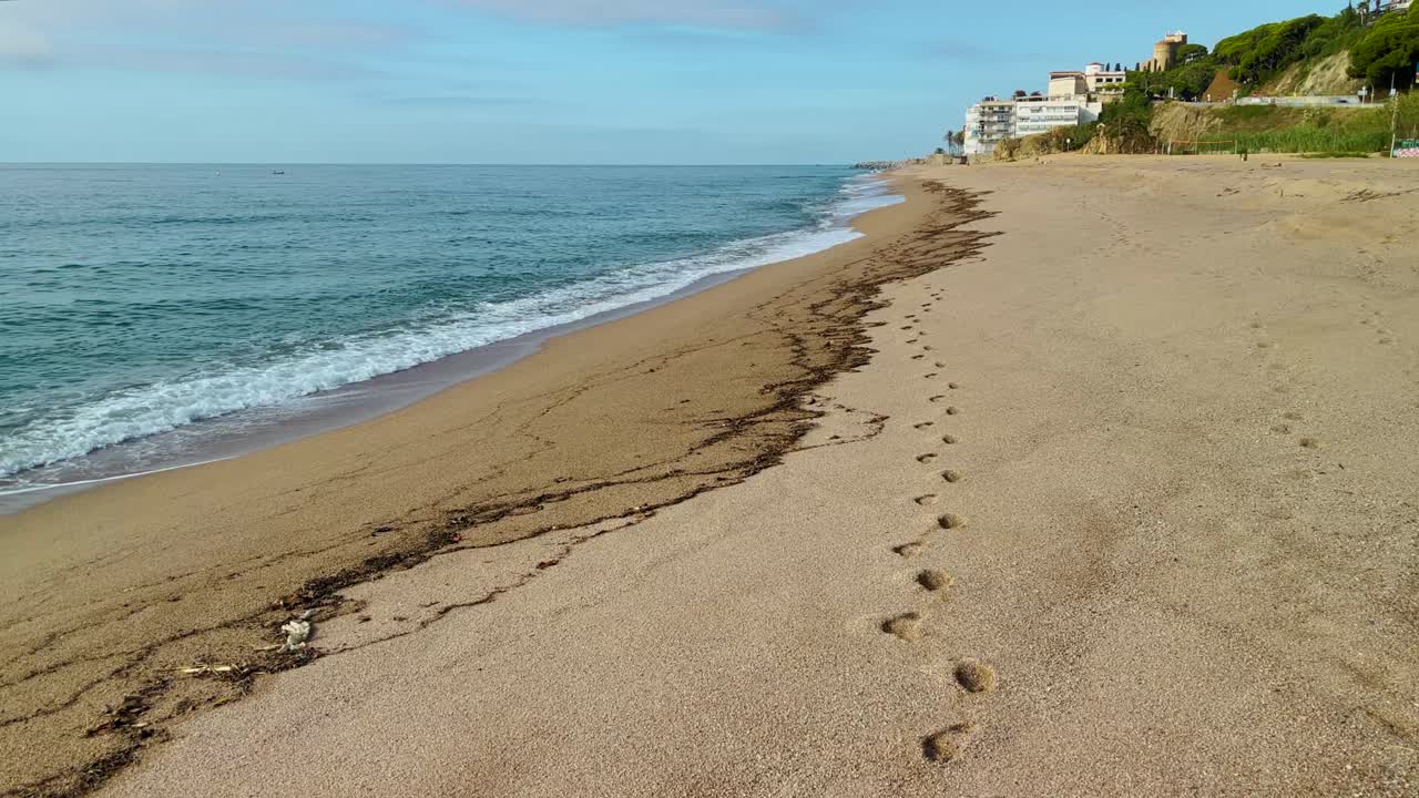 toma cinematica viaje mediterraneo playa sin gente al amanecer azul turquesa aguas tranquilas barcelona costa maresme costa brava españa turismo europeo