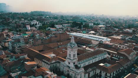 iglesia de san francisco, cuenca, ecuador: arquitectura colonial histórica, plaza central y bullicioso mercado artesanal. perfecto para imágenes culturales, arquitectónicas y de viajes