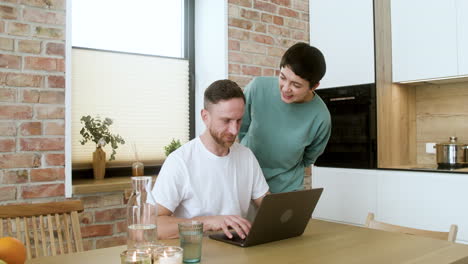 hombre trabajando en una computadora portátil en el comedor