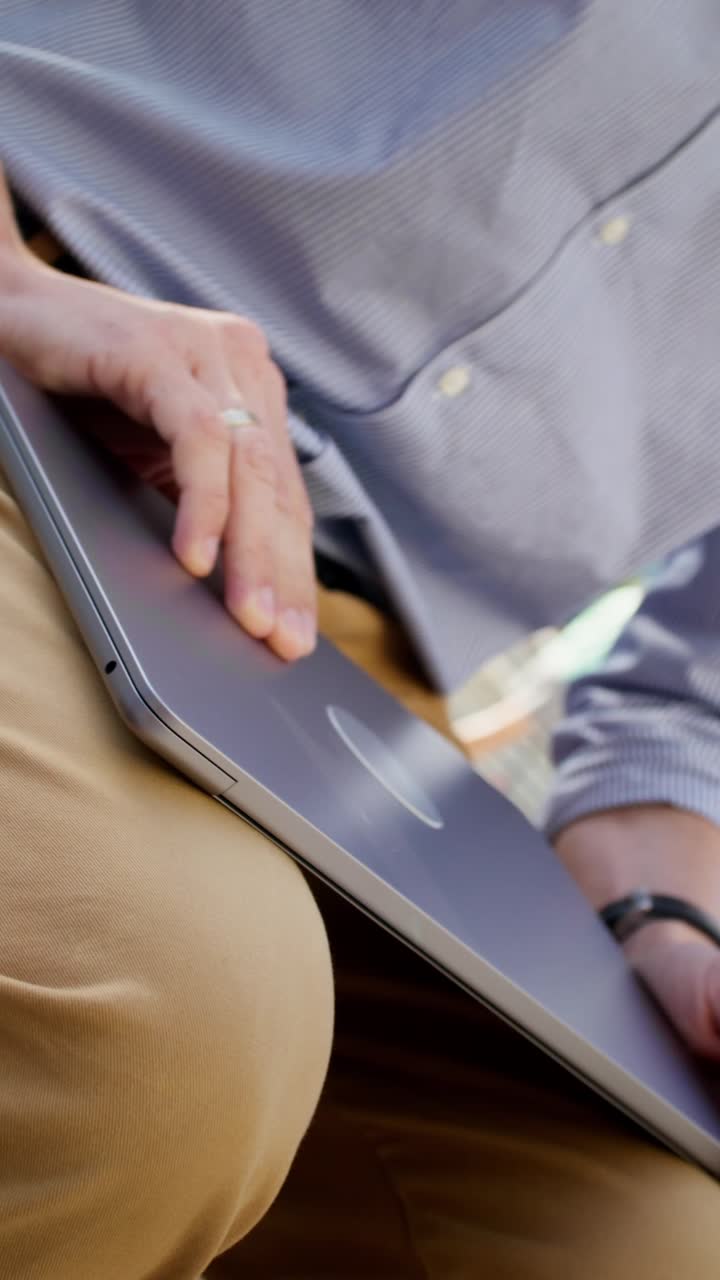 hombre de negocios trabajando en una computadora portátil al aire libre
