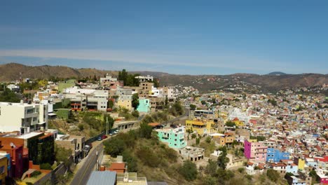 Vista-Aérea-Escénica-De-La-Ciudad-De-Guanajuato-En-Un-Hermoso-Día