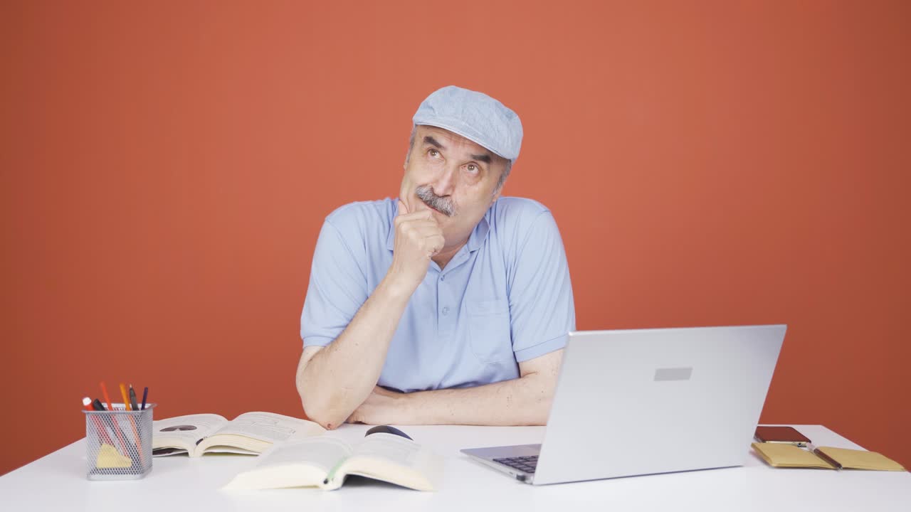 el viejo mirando la computadora portátil es considerado.