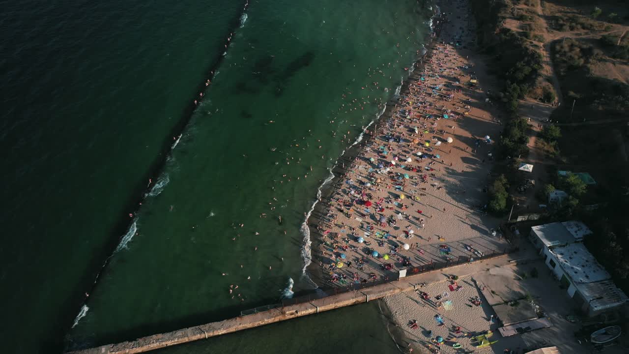 переполненный пляж с воздуха