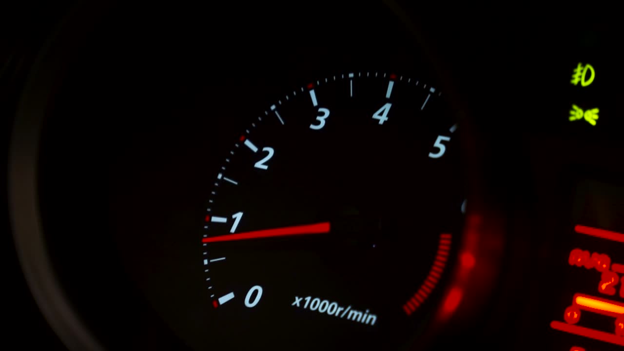 taquímetro del tablero del coche por la noche