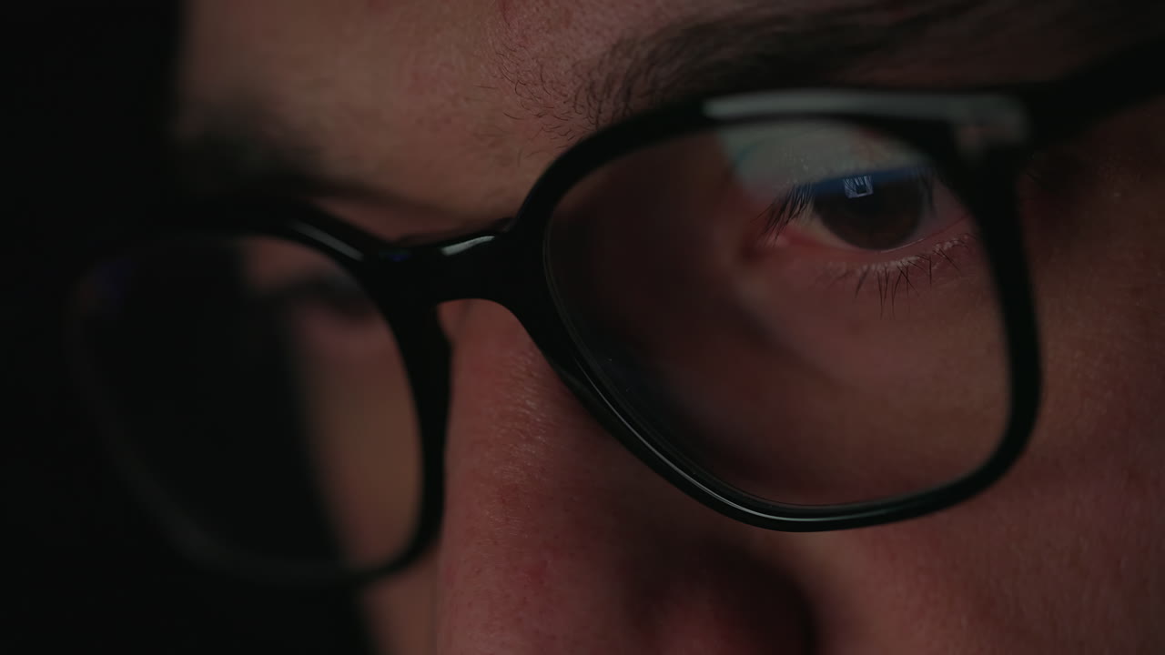 primer plano de una persona que lleva gafas