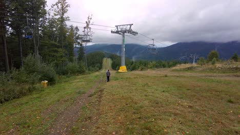 Un-Aventurero-Caminando-Bajo-La-Línea-Del-Teleférico