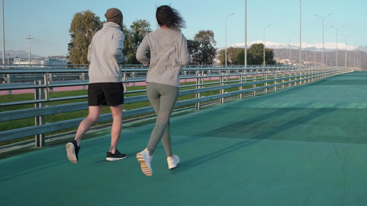 도시 다리 에서 달리는 부부