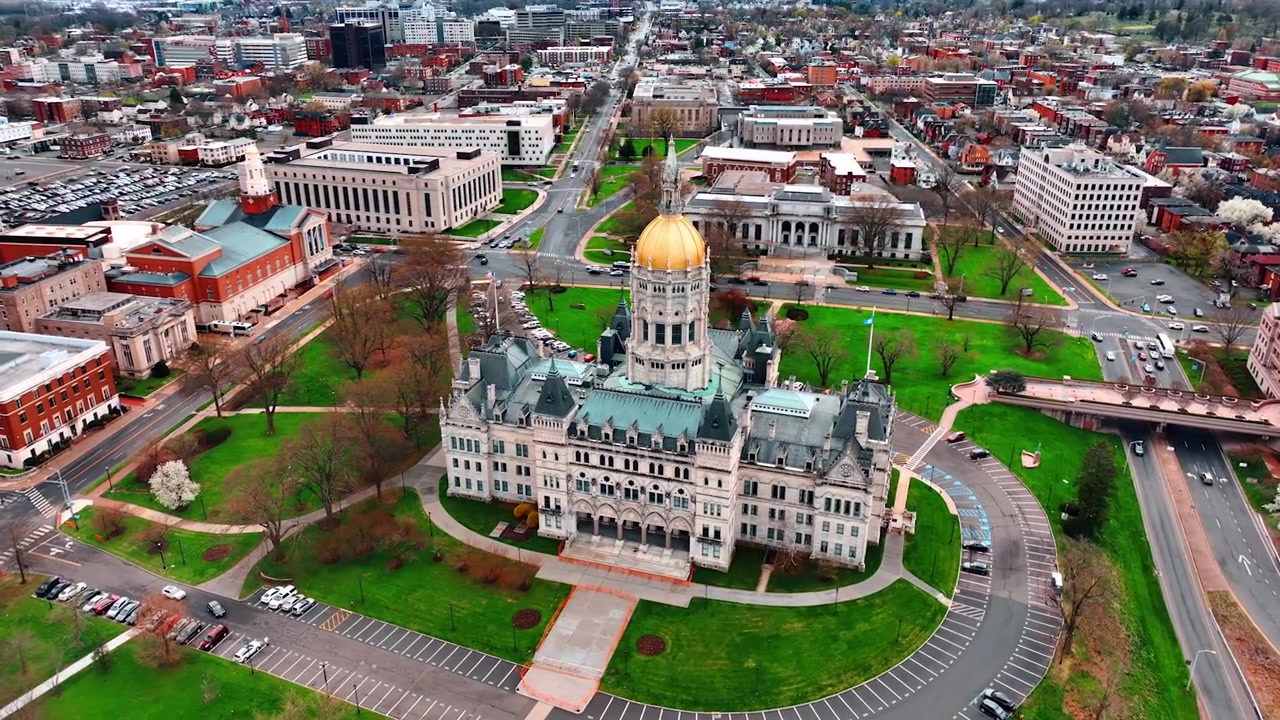 Hermoso edificio del Capitolio Estatal de Connecticut en Hartford, CT, EE. UU. Dron volando alrededor del edificio durante el día.