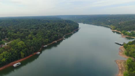 Impresionante-Vuelo-Aéreo-Descendente-Desde-Lo-Alto-Del-Lago-Hasta-Apenas-Por-Encima-Del-Lago