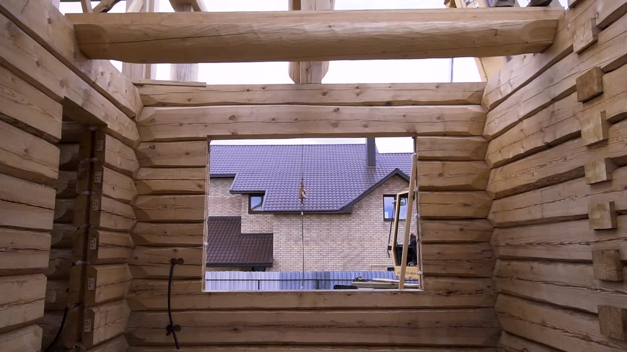 cabaña de madera en construcción