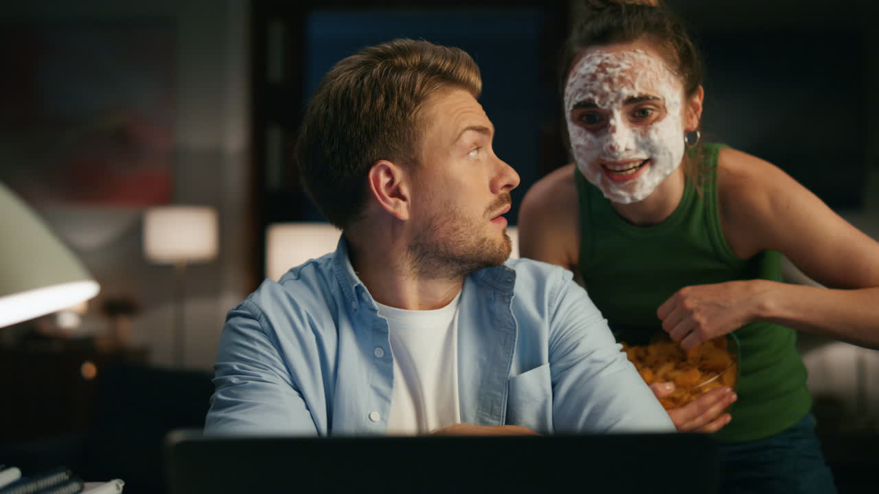 진지한 프리랜서 비디오 통화 홈 클로즈업 지루한 주부 노트북을 흔들고