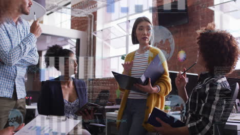 animación del procesamiento de datos financieros sobre diversas personas de negocios en la oficina