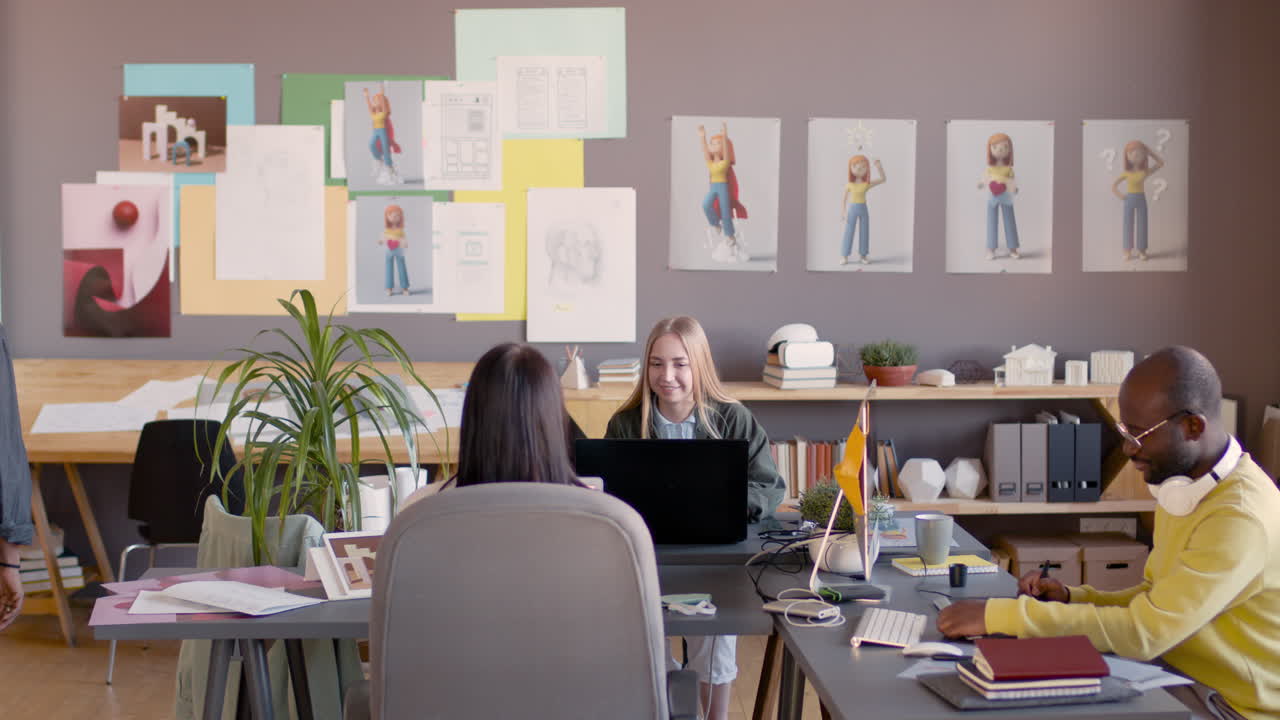 equipo multiétnico de diseñadores gráficos trabajando juntos en un estudio de animación 11