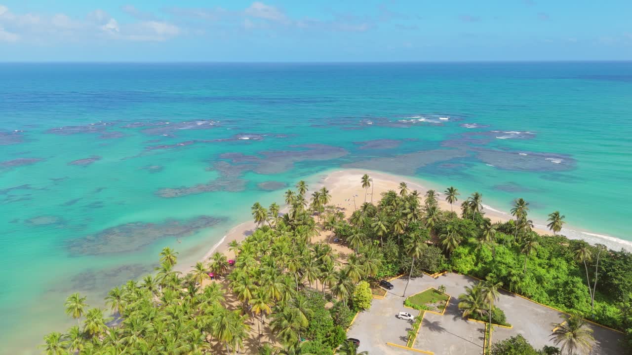 Vista mozzafiato di Punta Popy Beach, Las Terrenas, con acque cristalline, sabbie dorate e un paesaggio tropicale che riflette la bellezza dei Caraibi.