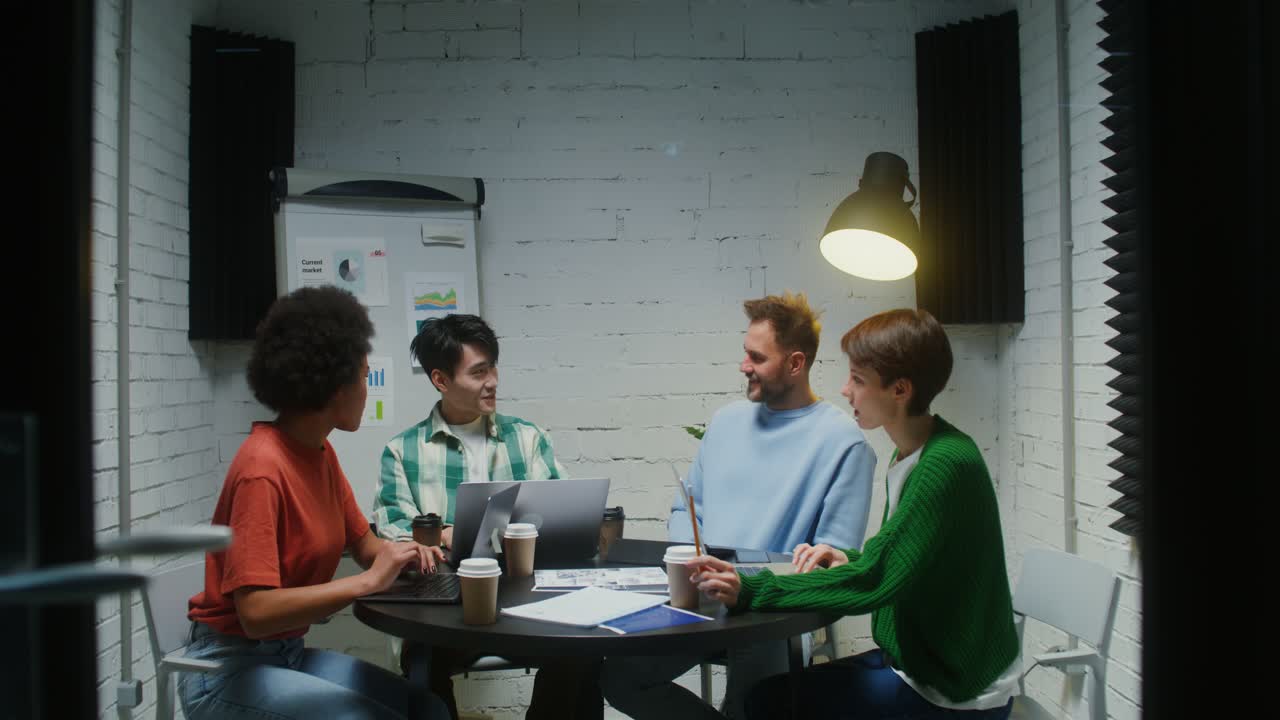 Rapat tim di ruang kantor pribadi