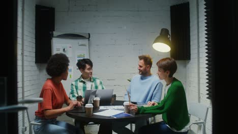 reunión de equipo en un espacio de oficina privado