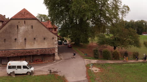 Luftaufnahme-Von-Menschen,-Die-Auf-Ein-Altes,-Monumentales-Gebäude-Zugehen