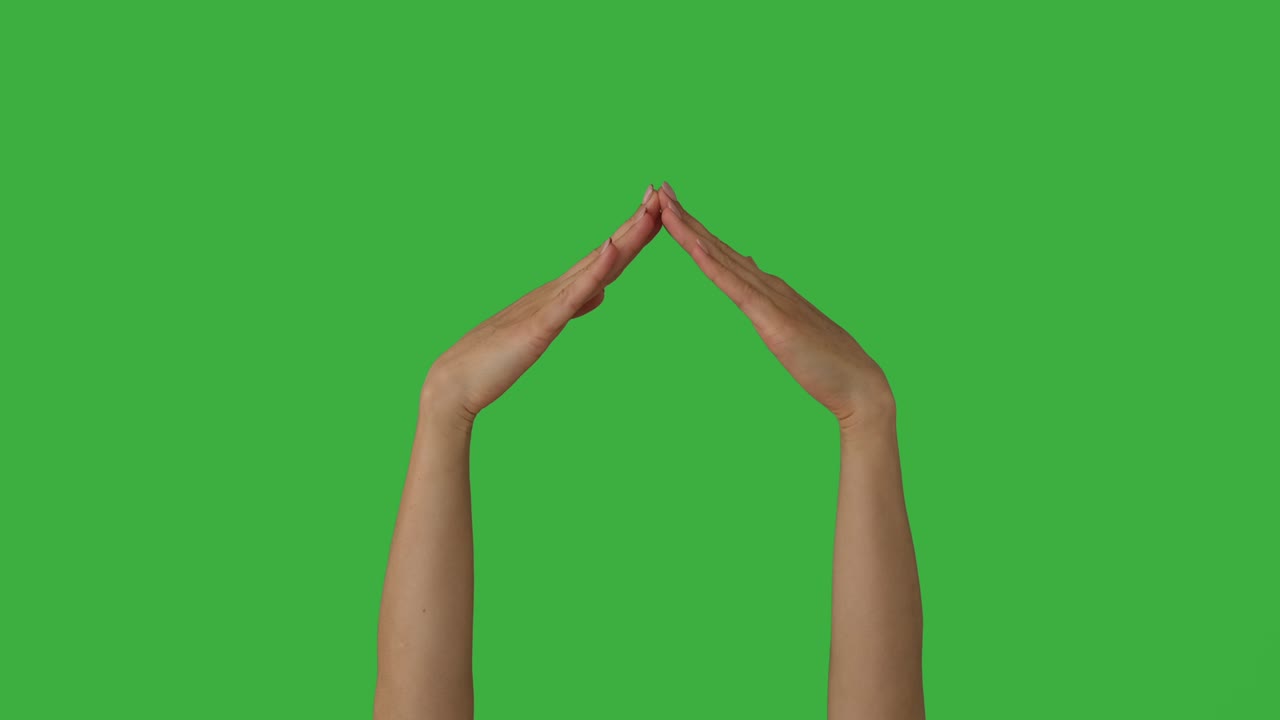 집 프레임을 만드는 손 녹색 화면 위의 제스처