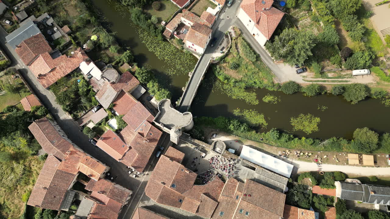 vista aérea aérea con el vórtice del río que fluye a través de la ciudad medieval