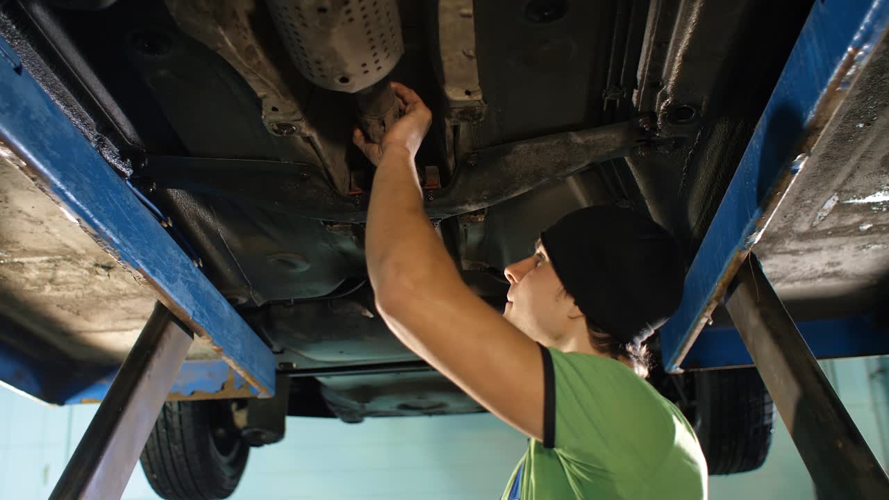 hombre comprobando el coche