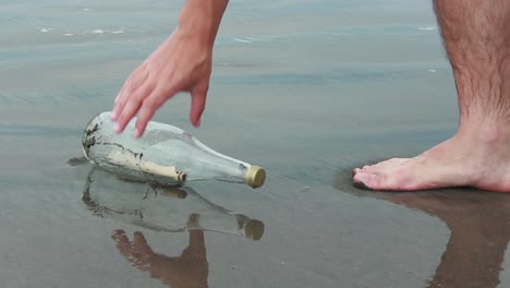 Mensaje-De-Botella-En-La-Playa