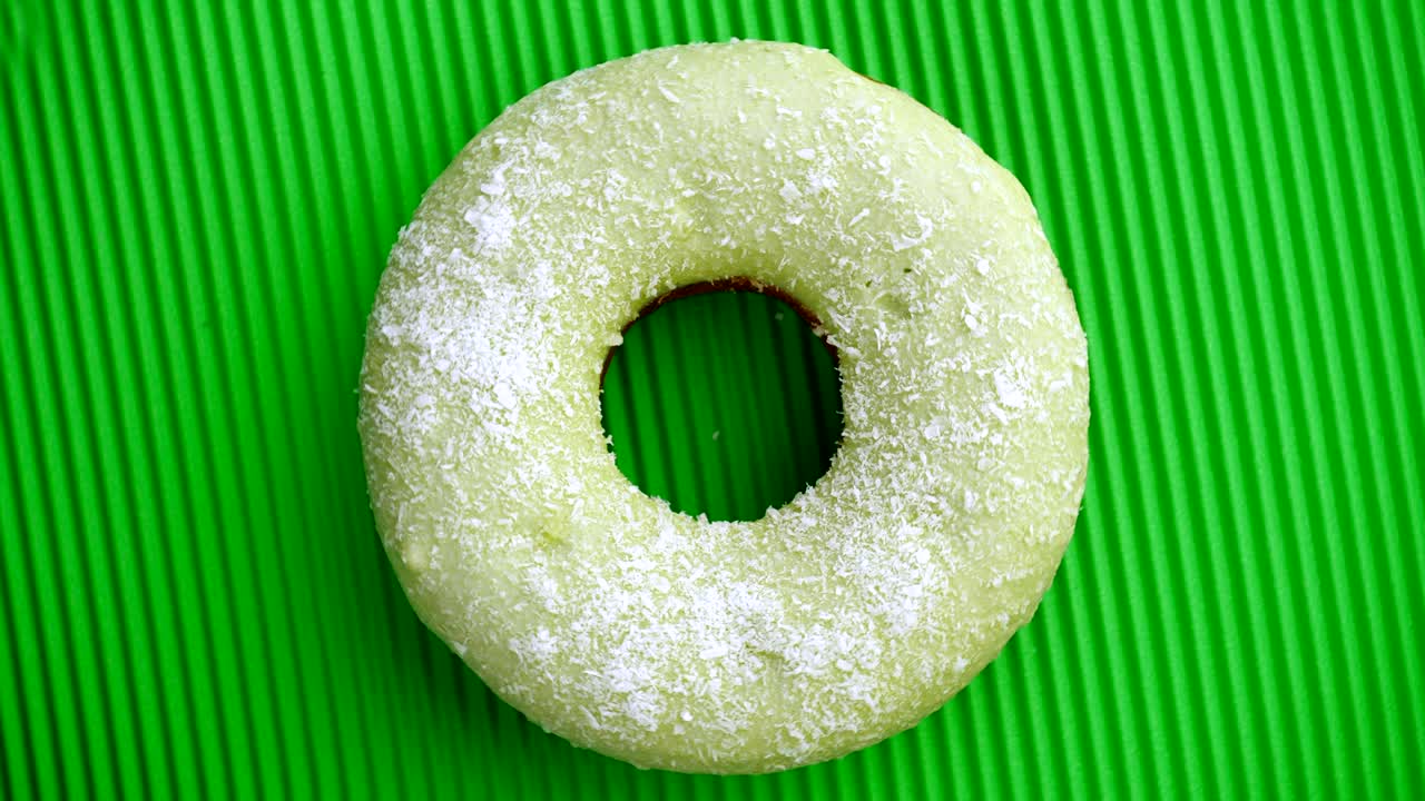el donut glazado de primer plano.