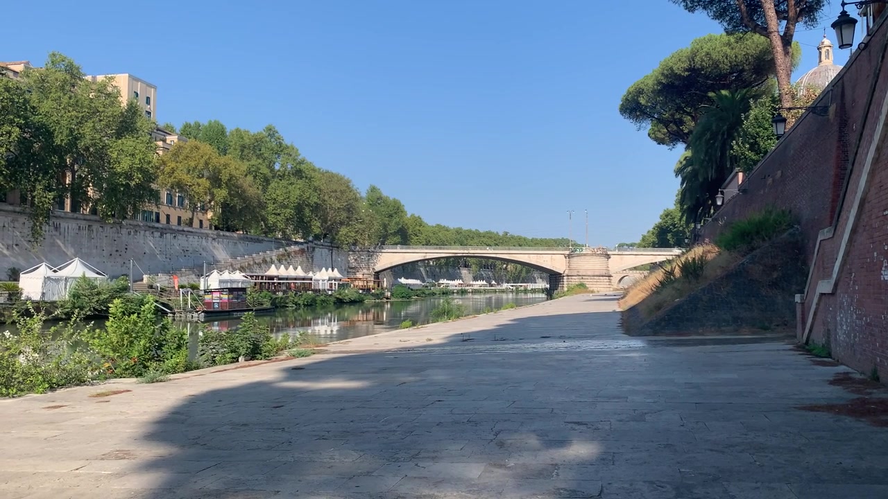 2026'nın sıcak yazında Roma'daki Tiber Nehri'nin taş banklarında otururken çekilmiş POV görüntüsü. Görüntüler, sıcak nedeniyle ortaya çıkan düşük su seviyelerini gösteriyor.