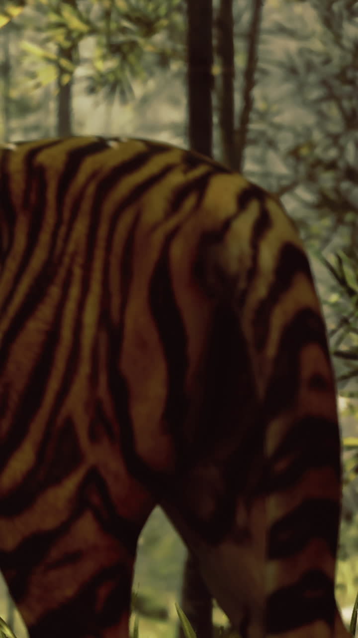 Tigre en un bosque de día con árboles y hierba a su alrededor.