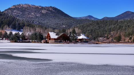 Erster-Schnee,-Eis,-Gefroren,-Bedeckt,-Weißer,-Immergrüner-See,-Haus,-Felsige-Berglandschaft,-Szene,-Morgen,-Frontbereich,-Denver,-Luftaufnahme,-Filmische-Drohne,-Weihnachten,-Eislaufen,-Eishockey,-Blauer-Himmel,-Bewegung-In-Zeitlupe-Nach-Rechts