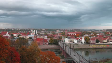 timelalpse aérea de la ciudad de kaunas con enormes nubes de tormenta por encima