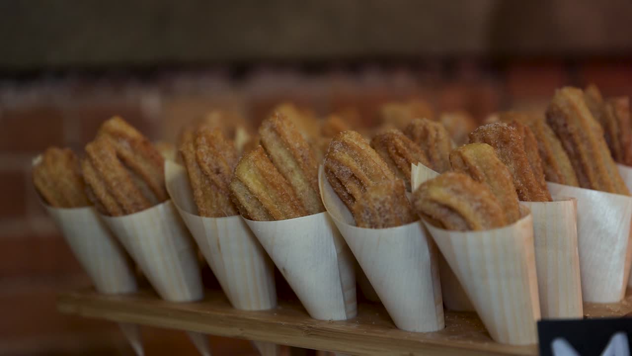 디저트 테이블에서 츄로 취급, 클로즈업