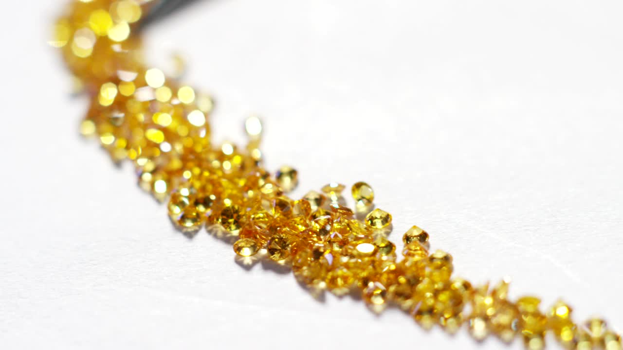 보석의 금공은 고급스러운 화려한 다이아몬드의 품질을 확인합니다. 높은 칼리버의 다이아먼드는 빛과 순수하게 빛납니다.