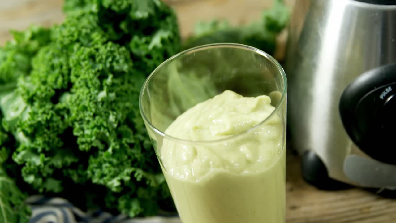 Verdura a foglia con succo nel bicchiere 4k