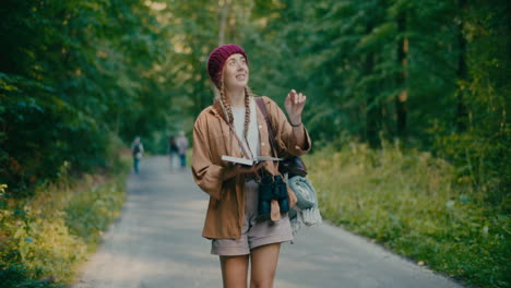 mujer con ojos de protección de libros en el bosque