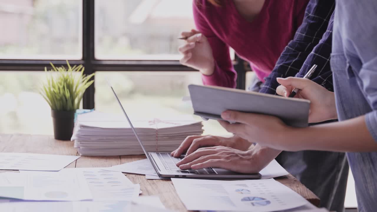 mujeres asiáticas discutiendo planes presupuestarios, informes, conceptos de gráficos, gráficos, datos de papeleo en computadora portátil, tableta, en el escritorio, mesa de la oficina. crédito fiscal consultor de carrera corredor de bolsa o mercado