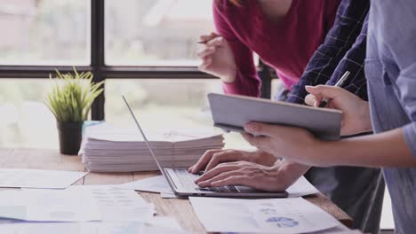 mujeres asiáticas discutiendo planes presupuestarios, informes, conceptos de gráficos, gráficos, datos de papeleo en computadora portátil, tableta, en el escritorio, mesa de la oficina. crédito fiscal consultor de carrera corredor de bolsa o mercado