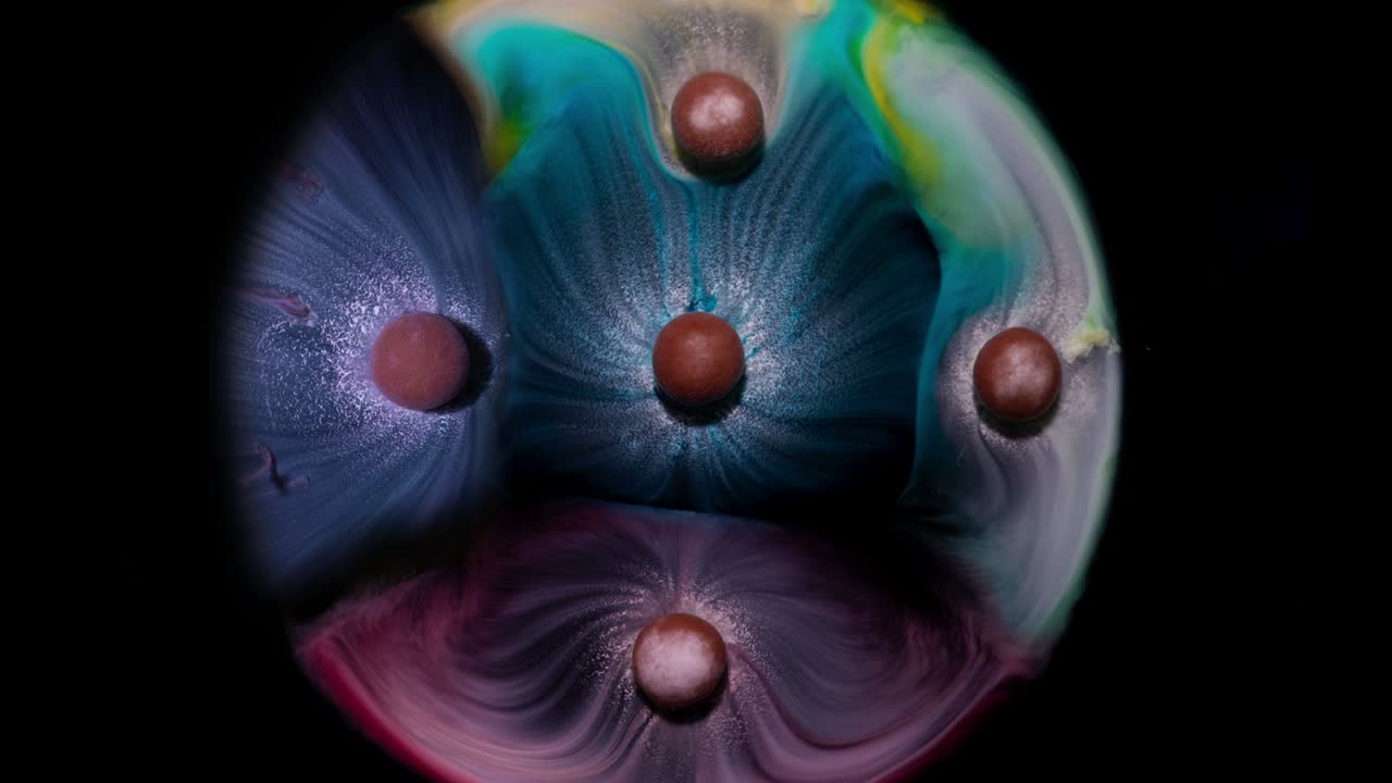 la reacción de la disolución de dulces de color en un líquido