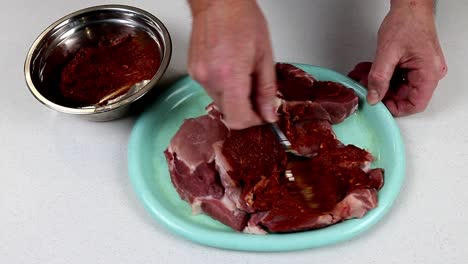 Frotando-Pasta-De-Especias-En-Rebanadas-De-Carne-De-Cerdo