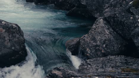 Agua-Dulce-Que-Fluye-A-Través-Del-Río-Rocoso-En-El-Parque-Nacional-Dovrefjell-sunndalsfjella,-Noruega