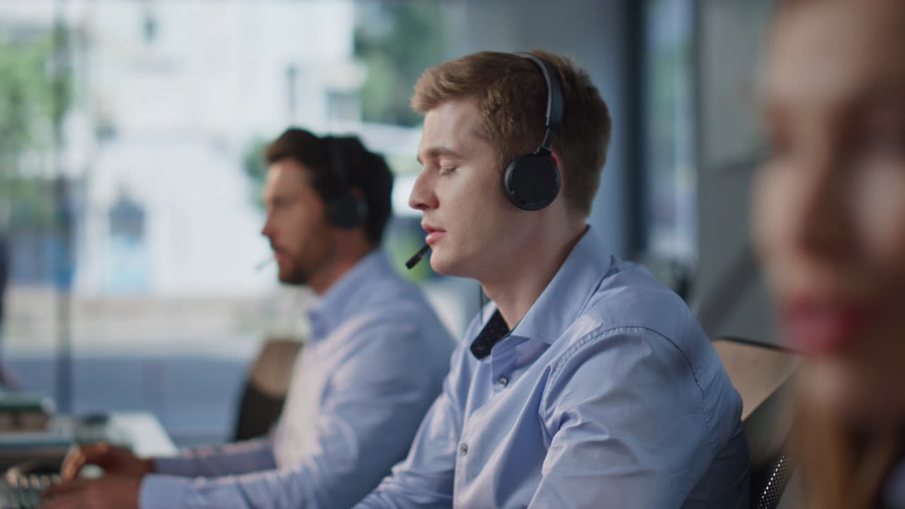 Kvinne som tilbyr telemarketingkonsultasjon med headset på kontor, nærbilde