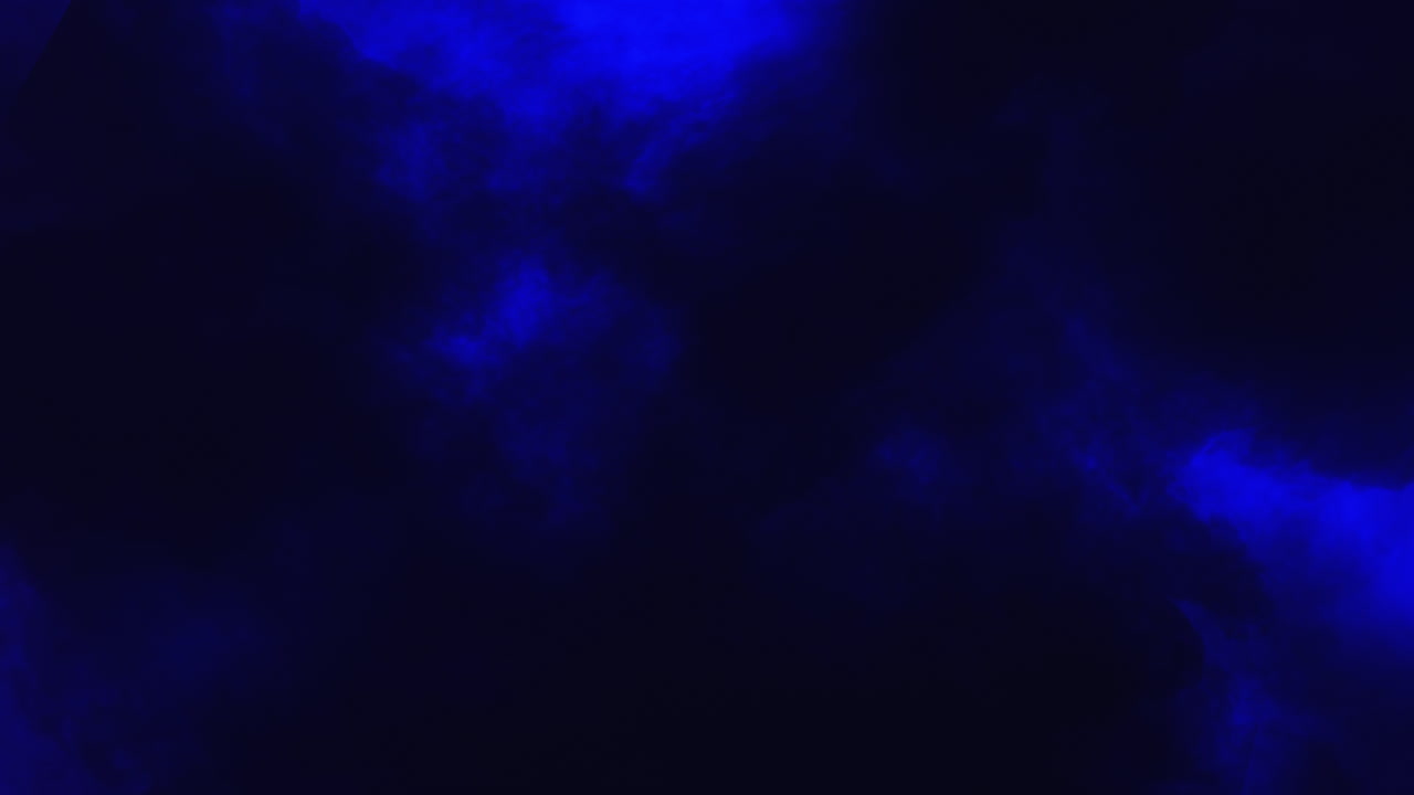 un relámpago azul en cámara lenta cae debajo de gruesas nubes de tormenta oscuras 4k