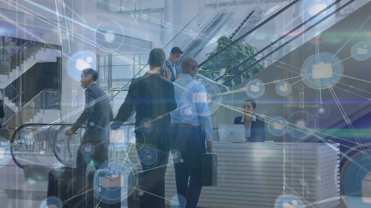 animación de redes de conexiones con iconos sobre diversas personas de negocios