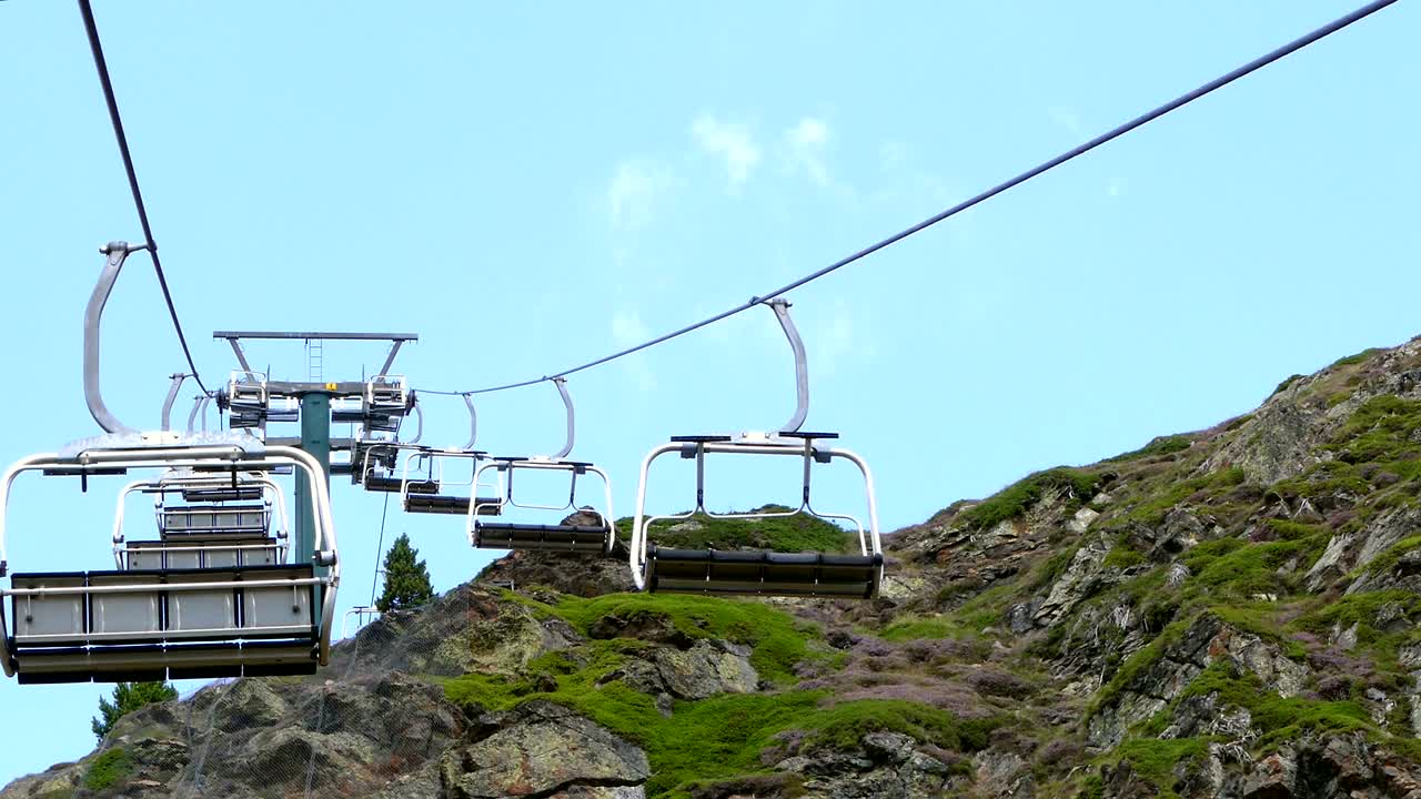 빈 의자 엘리베이터가 내려오고 있습니다.