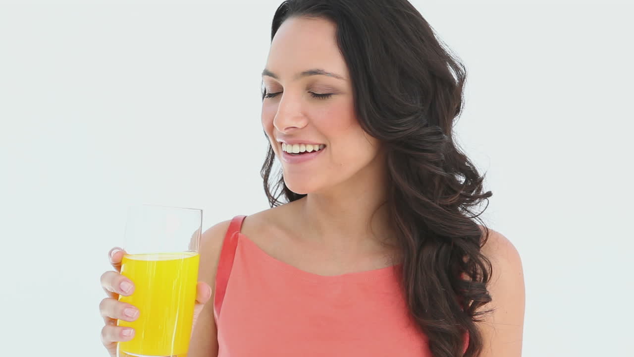 소녀가 오렌지 주스를 마시고